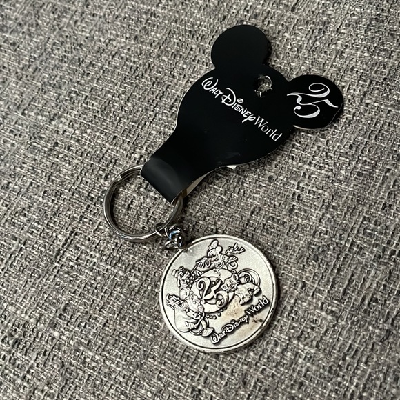 NWT Collectors item- Disney World Key Chain - Picture 1 of 2
